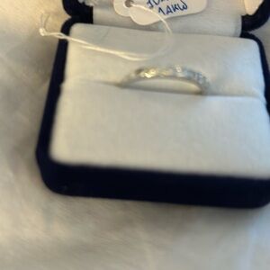 Women’s diamonds and white gold ring